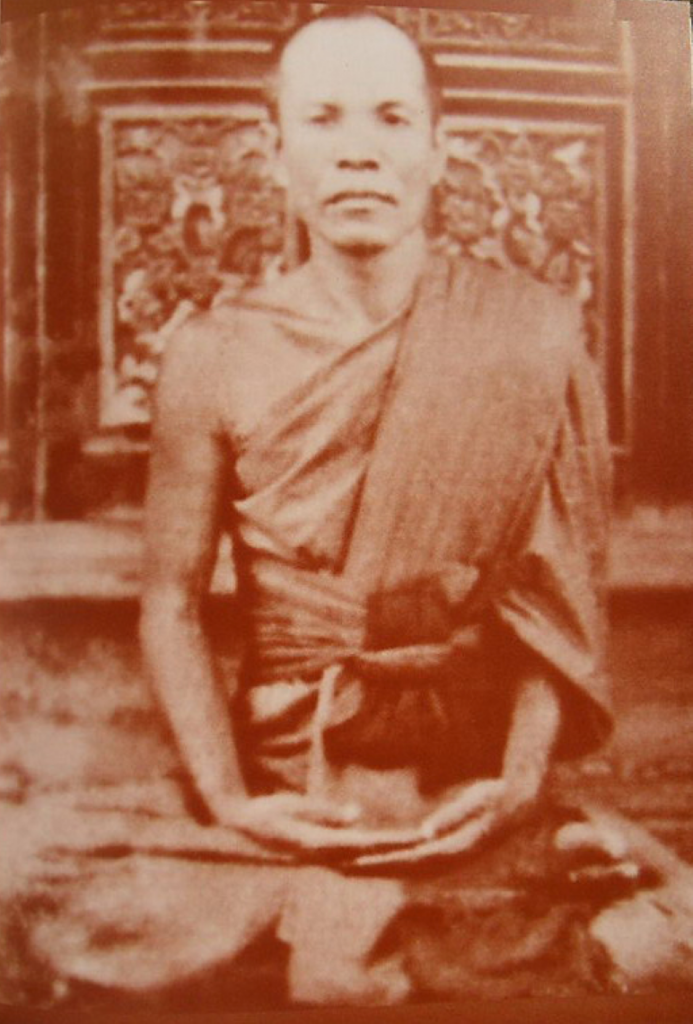 ภาพประวัติศาสตร์ พระมงคลเทพมุนี (สด จนฺทสโร) หลวงปู่วัดปากน้ำ ในท่านั่งสมาธิเจริญภาวนาแบบวิชชาธรรมกาย